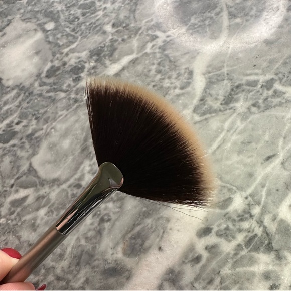 New It Cosmetics No 116 Radiance Fan Brush - Picture 4 of 5